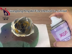 De bloemennevel verf-voegt een aanraking van kleur aan het leven toe